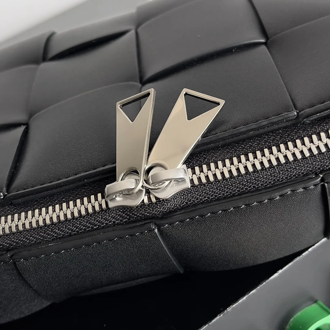 Batch 1960 BV men’s camera bag, BV men’s 2023 SS Pre Spring new camera 📷The zippered Cassette is a bit cool⭕️ Very suitable for babies who like to be low-key and unassuming, this bag is really boyfriend-friendly💪, it should be worn with a windbreaker or sweater in autumn and winter. Imported Italian calfskin, the quality is visible, and the capacity is completely OK. Style number: 730027 Size: 20*15*5